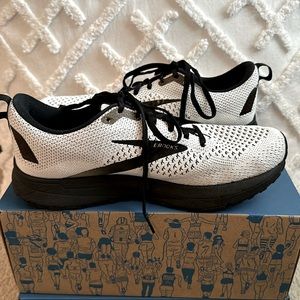Brooks Revel 4 Women’s Shoes ENERGIZE Neutral 8.5, White and Black